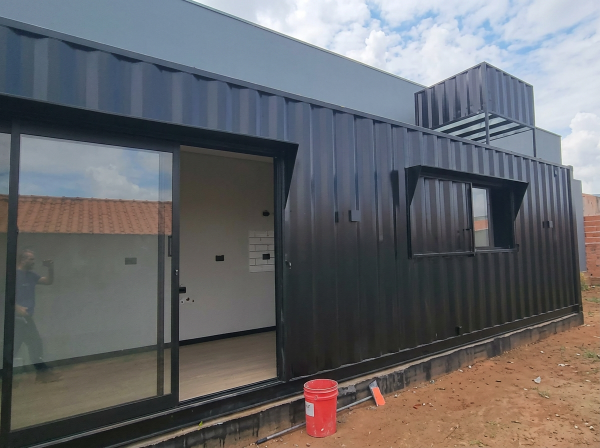Fachada frontal com porta de vidro