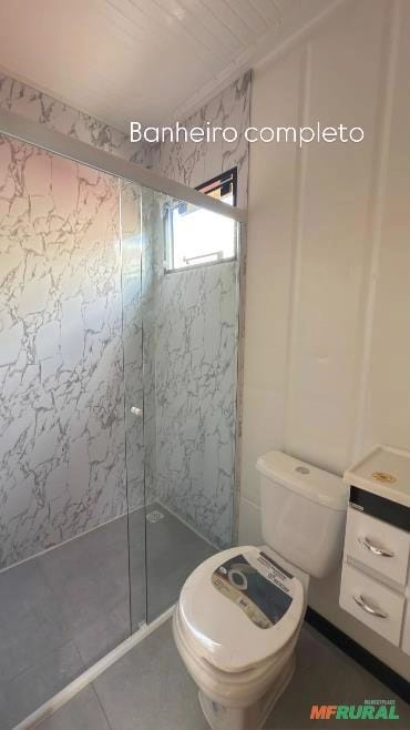 Banheiro completo com revestimento em mármore