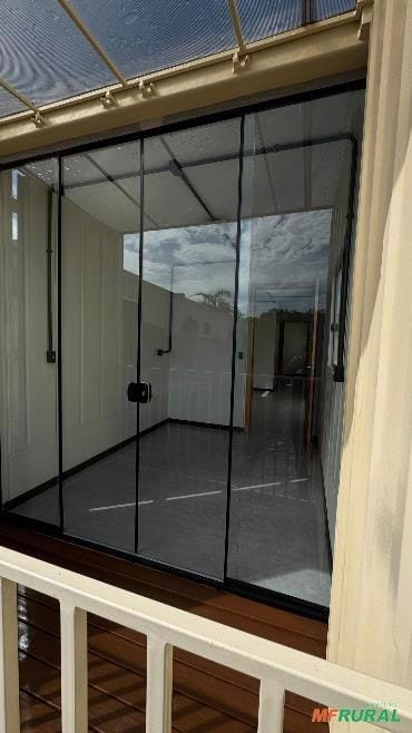 Vista da varanda com porta de vidro temperado
