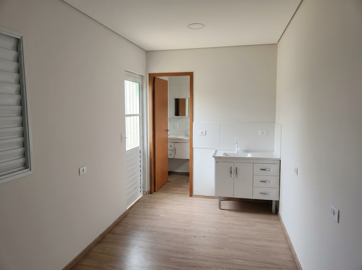 Ambiente interno com bancada e acesso ao banheiro