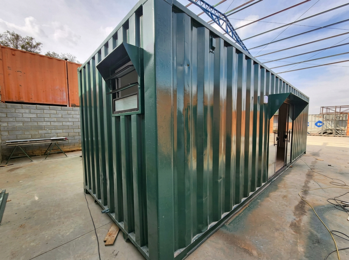 Vista lateral do escritório container com janela
