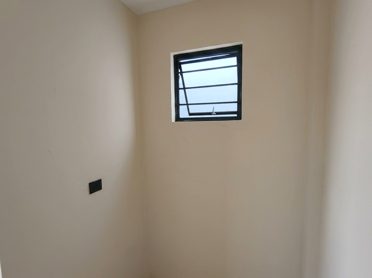 Quarto com janela basculante