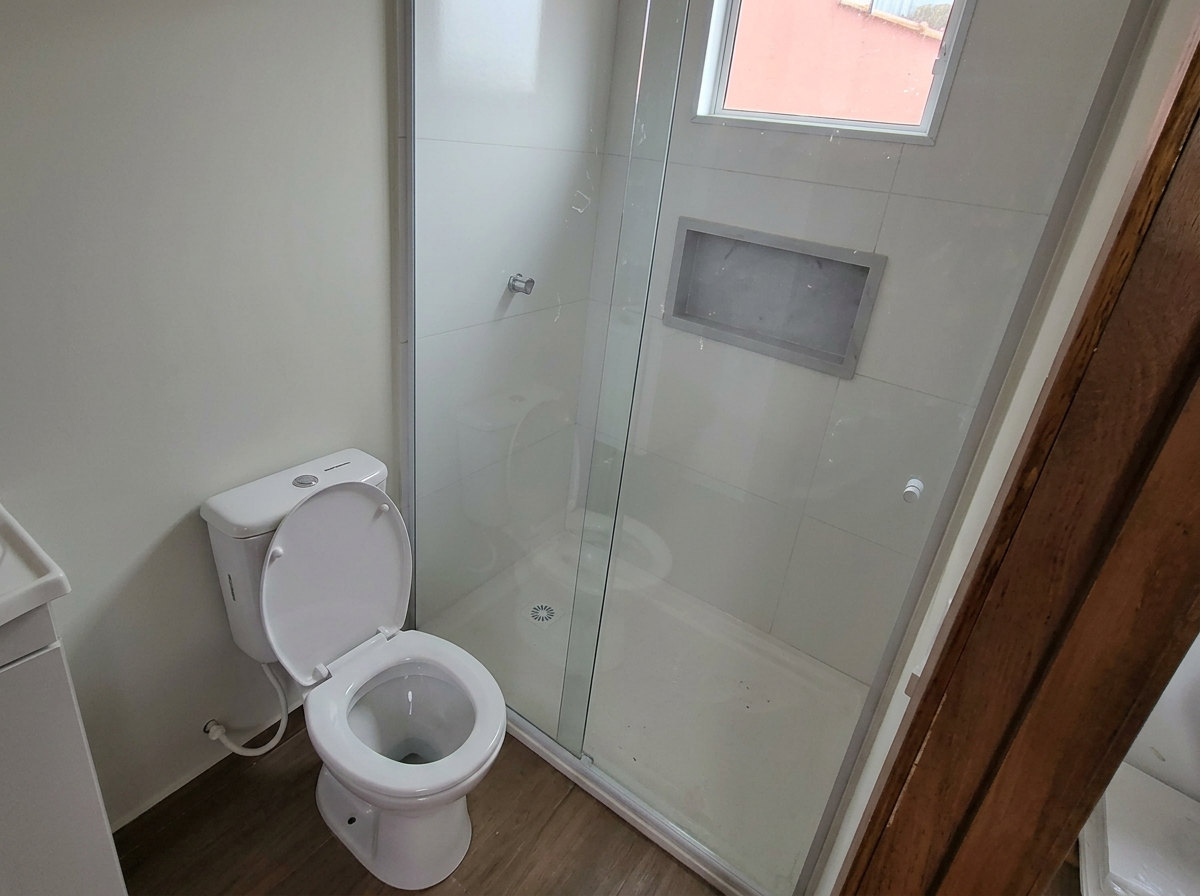 Banheiro com box de vidro