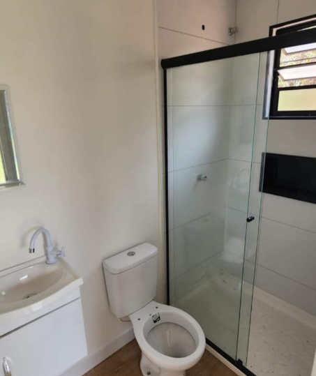 Banheiro com box de vidro