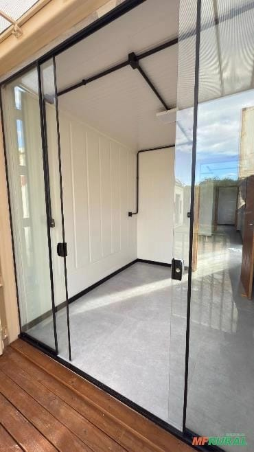 Sala com portas de vidro amplas