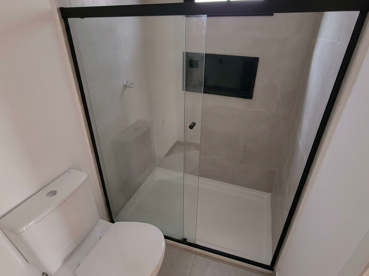 Banheiro completo com box de vidro