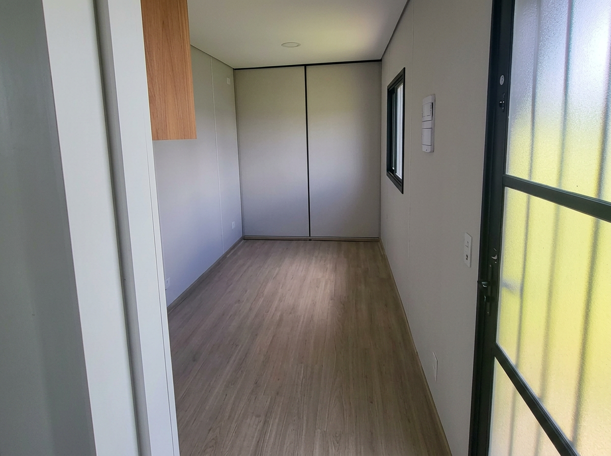 Interior do escritório com piso de madeira