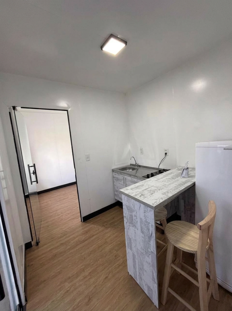 Cozinha compacta com bancada em mármore