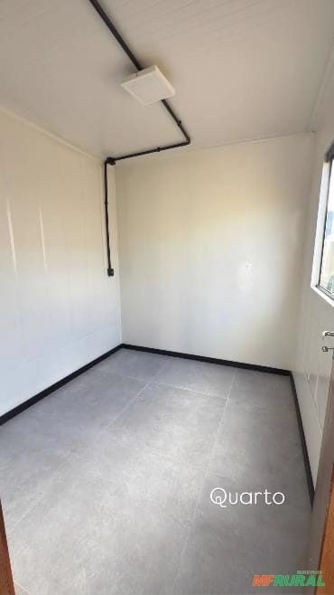 Quarto com piso porcelanato e acabamento fino