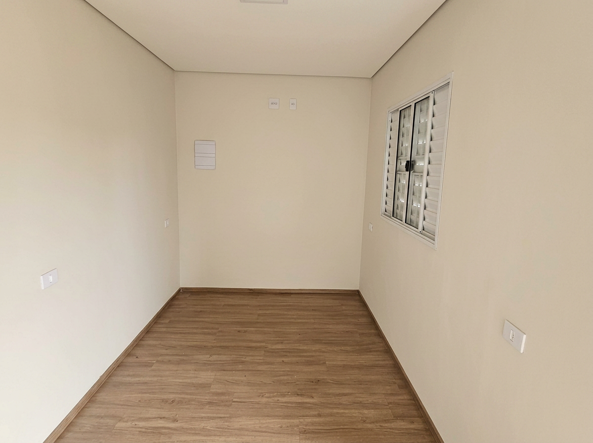 Espaço interno livre com janela lateral