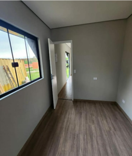Quarto com janela ampla