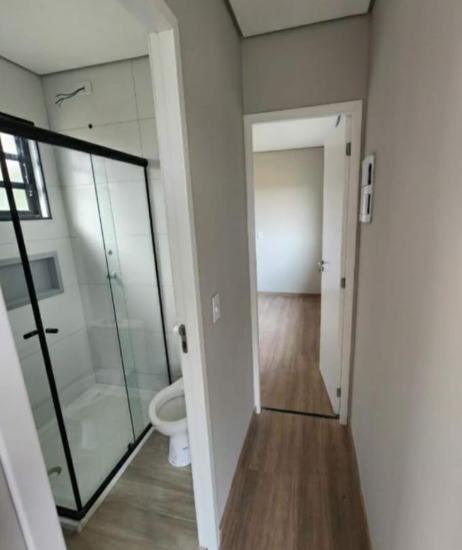 Banheiro com box de vidro