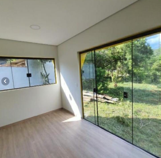 Sala com porta de vidro