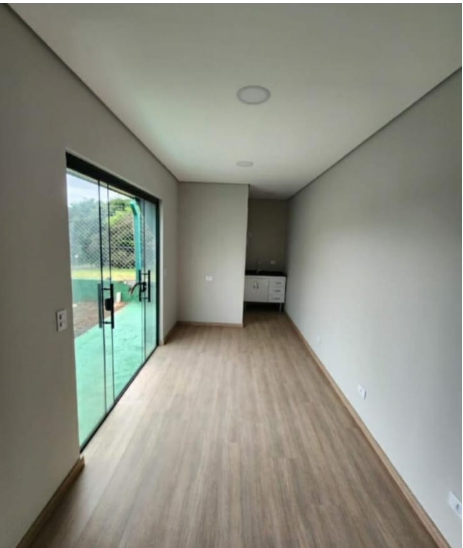 Sala integrada com porta de vidro